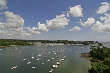 combrit, brittany yakınındaki yelkenli tekneler