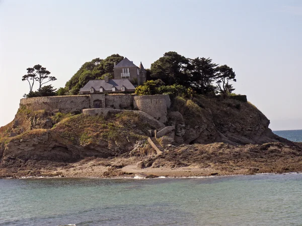 Ilha com castelo, Bretanha, França — Fotografia de Stock