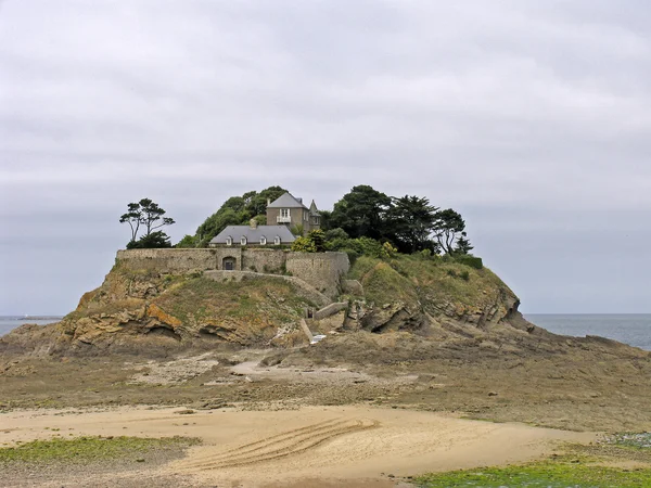 Isola con castello alla bassa marea, Bretagna — Foto Stock