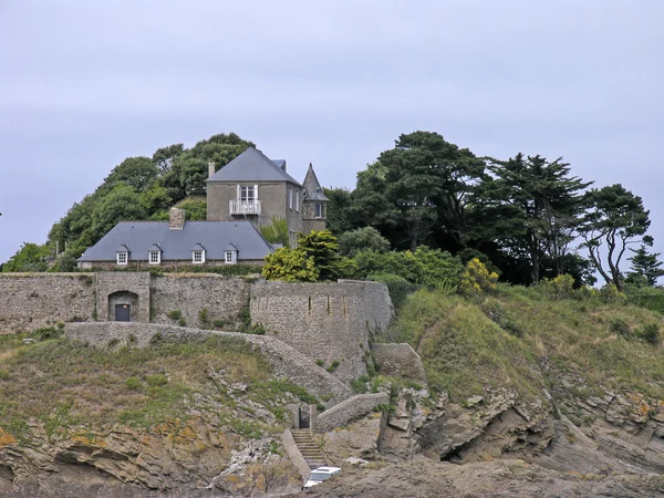 Isla con castillo, Bretaña, Francia — Foto de Stock