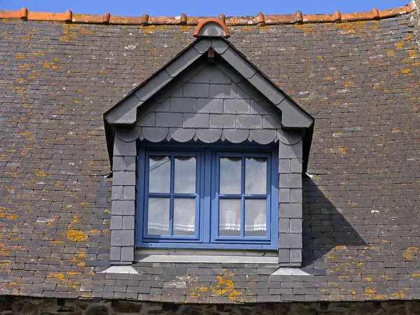 Σπίτι με μπλε παράθυρα κοντά σε mont-dol — Φωτογραφία Αρχείου