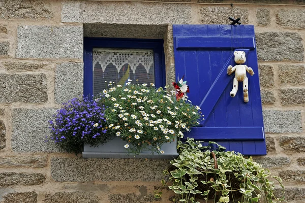 Concarneau, синє вікно в Бретані — стокове фото