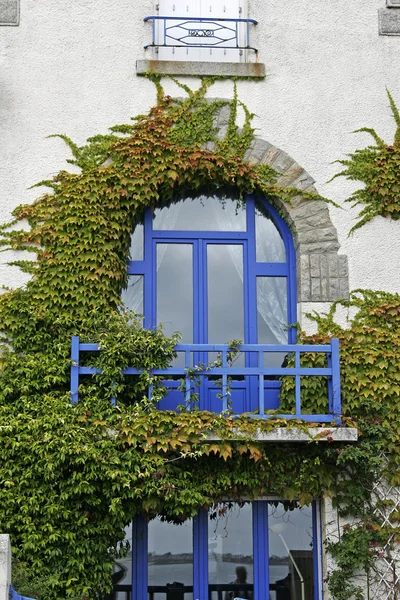 Blå dörren i Bretagne, Frankrike — Stockfoto