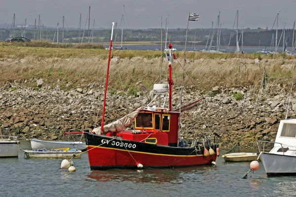 Barca rossa in Loctudy, Bretagna, Francia — Foto Stock