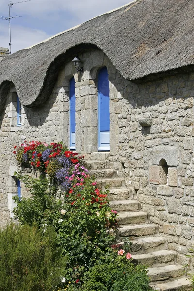 Bretonic dom w mieście plouharnel, Bretania — Zdjęcie stockowe
