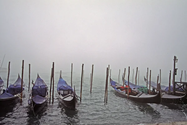 Gondula 与雾，威尼斯，意大利 — 图库照片