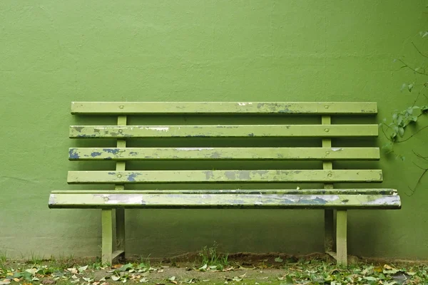Green bench, green bank — Stock Photo, Image