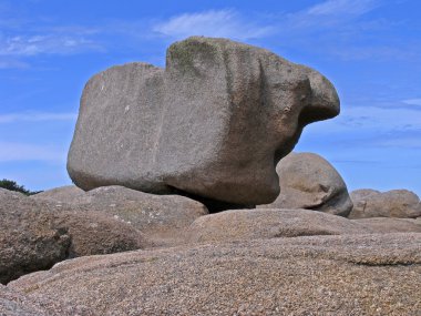 ploumanach, brittany yakınındaki Granit kayalar