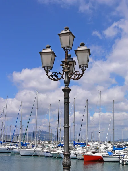 Linterna y puerto en Alghero, Saedinia — Foto de Stock