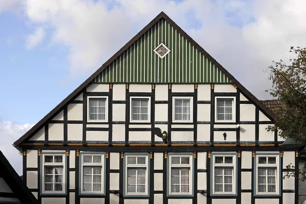 在德国的绿色木料半灰泥房子 — 图库照片