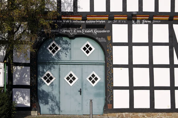 Trevlig dörren till ett timmerhus i Tyskland — Stockfoto