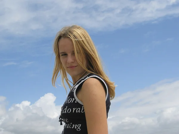 Jong meisje in de zomer — Stockfoto