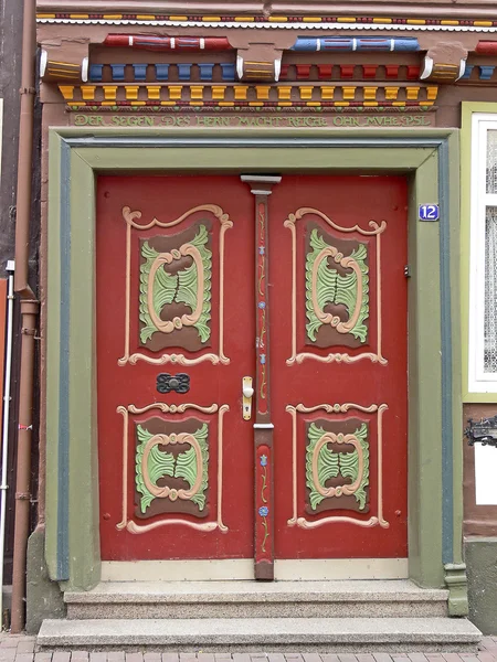 Bonita puerta roja en Duderstadt, Alemania —  Fotos de Stock