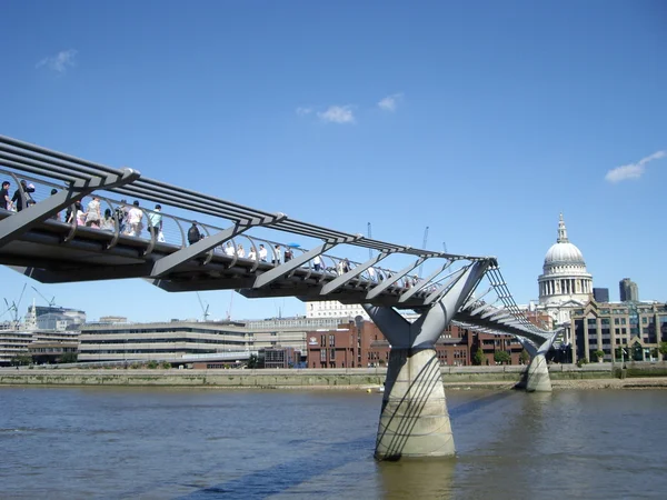 Χιλιετία γέφυρα στο Λονδίνο, Ηνωμένο Βασίλειο — Φωτογραφία Αρχείου