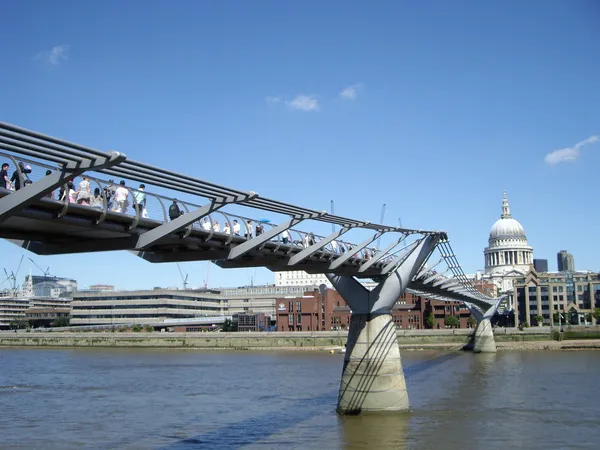 Міст Міленіум в Лондоні, Великобританія — стокове фото