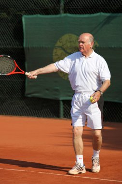 Son sınıf öğrencisi tenis oynuyor.