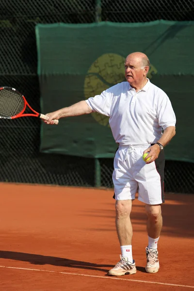 Un anciano aktive está jugando tenis —  Fotos de Stock
