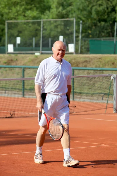 Een aktieve laatstejaars tennist — Stockfoto