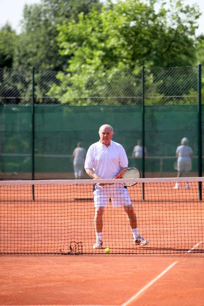 Une personne âgée aktive joue au tennis — Photo