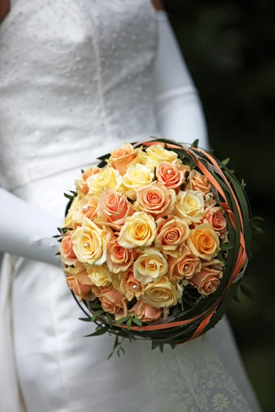 与黄橙色玫瑰新娘捧花 — 图库照片