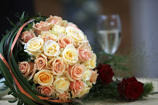 与黄橙色玫瑰新娘捧花 — 图库照片