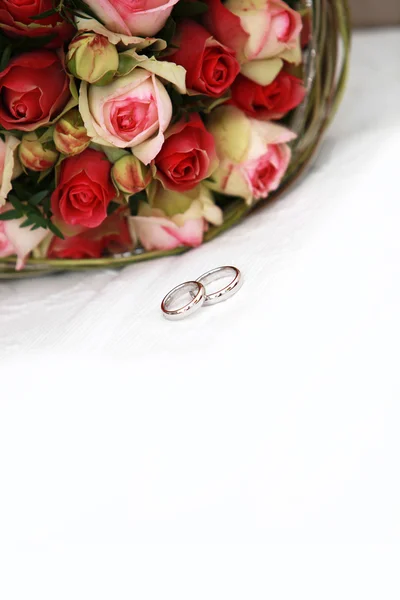 結婚指輪付きブライダル花束 — ストック写真