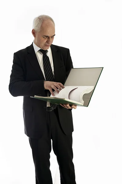 Een zakenman die naar een bestand fol kijkt — Stockfoto