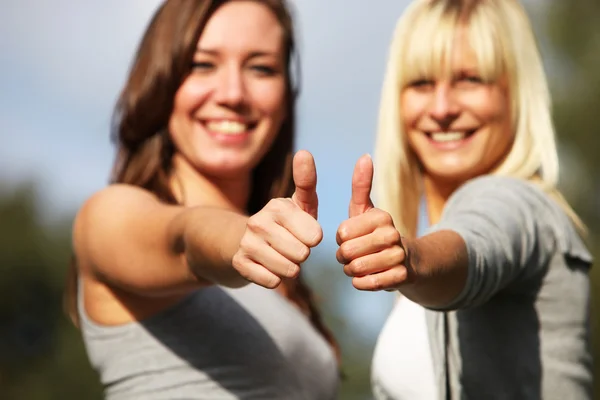 Twee jonge vrouwen positiv lachen — Stockfoto