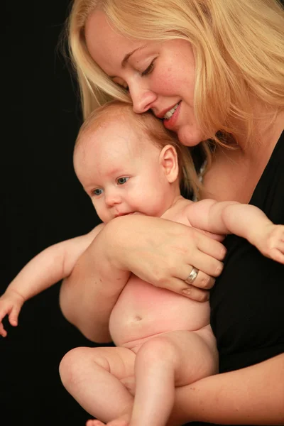 Młoda matka przytrzymanie dziecka — Zdjęcie stockowe