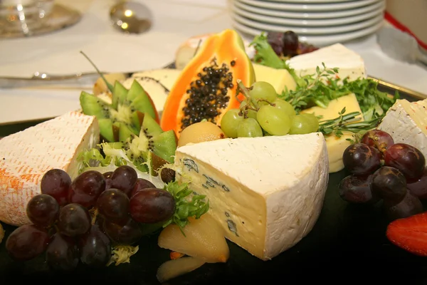 Plateau avec différents types de fromage — Photo