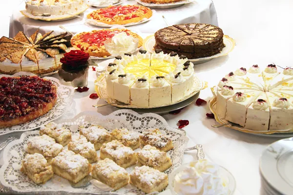 Kuchenbuffet mit verschiedenen Kuchen lizenzfreie Stockfotos