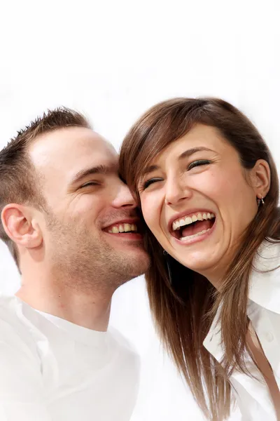 Glada, unga par skrattar tillsammans — Stockfoto