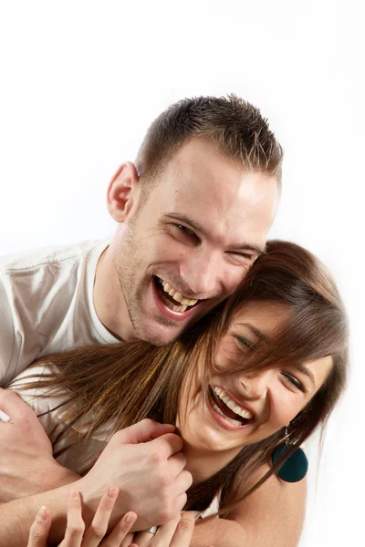 Lyckliga unga par skrattar tillsammans — Stockfoto