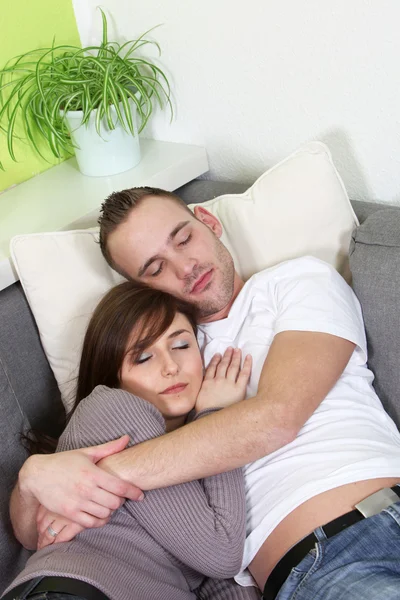 Giovane coppia addormentata — Foto Stock