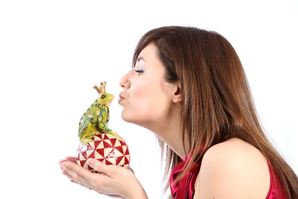 Jovem mulher beijando um rei sapo — Fotografia de Stock