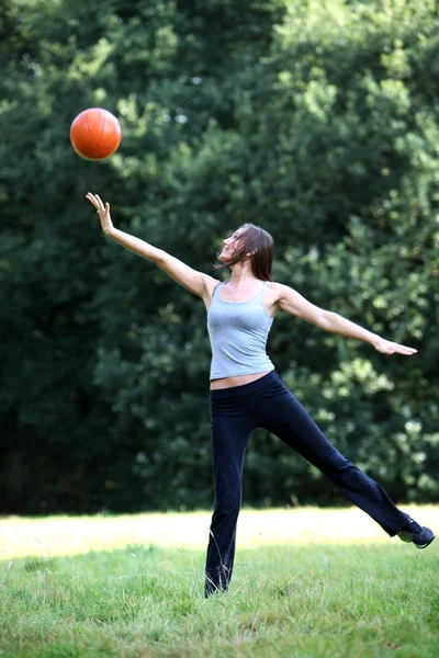 Mujer jugando con una pelota — Foto de Stock
