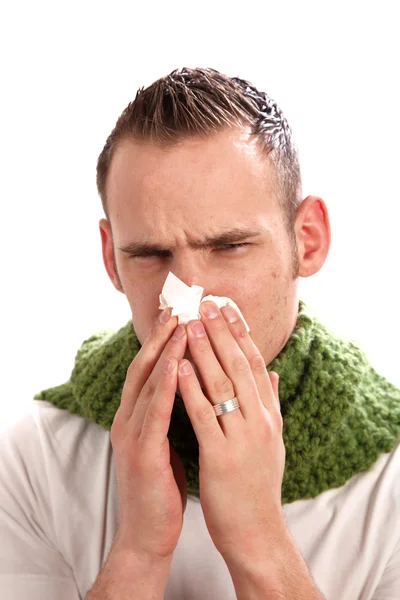 Un uomo malato si soffia il naso . — Foto Stock