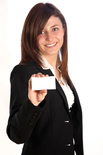 Mulher sorrindo, segurando um cartão de visita — Fotografia de Stock