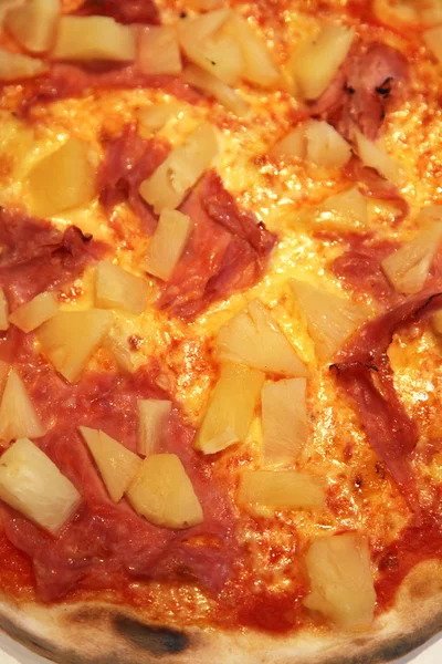 Pizza - abacaxi, presunto, salame — Fotografia de Stock