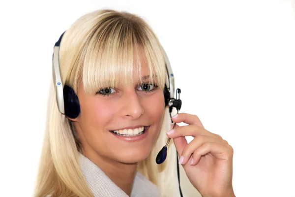 Mujer joven y sonriente con auriculares — Foto de Stock