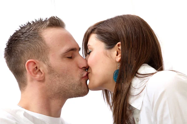 Una giovane coppia baciare . — Foto Stock
