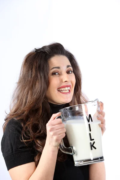 Hälsa medveten ung kvinna med mjölk — Stockfoto