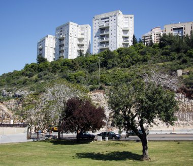 bir tepenin üzerinde beyaz evler