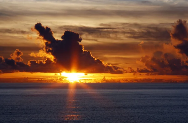 Ηλιοβασίλεμα πάνω από τον ωκεανό Royalty Free Φωτογραφίες Αρχείου