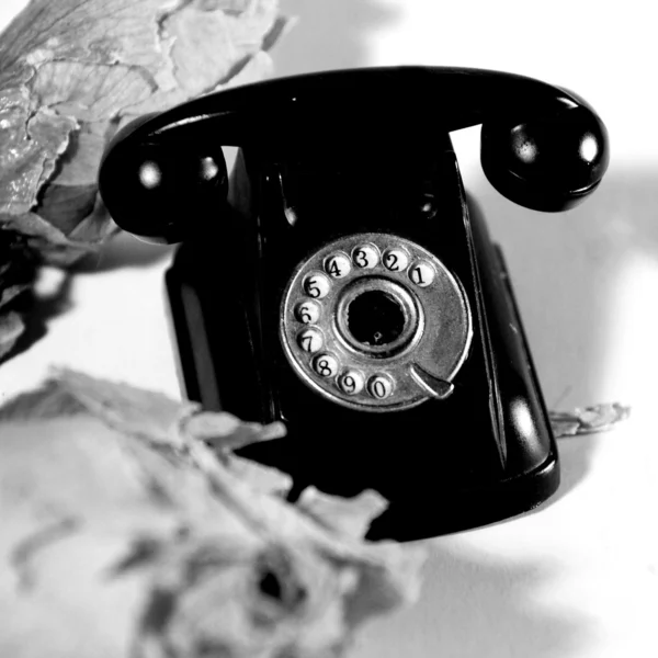 Телефон и зажигалка — стоковое фото
