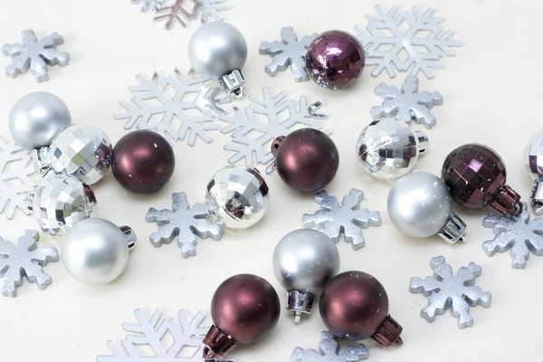 Noel süslemeleri, topları ve snowfla — Stok fotoğraf