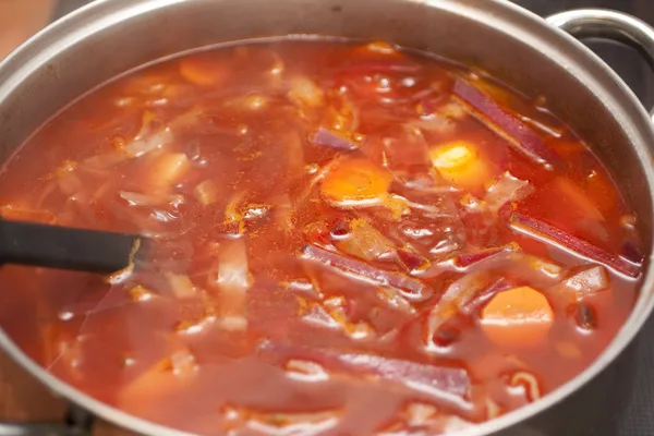 Zuppa di barbabietole fresche nel piatto — Foto Stock