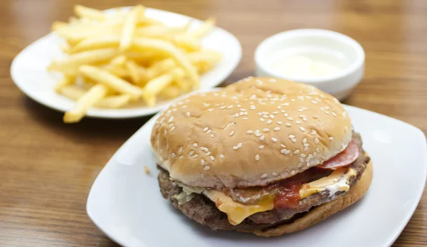 Hamburguesa con queso y papas fritas —  Fotos de Stock