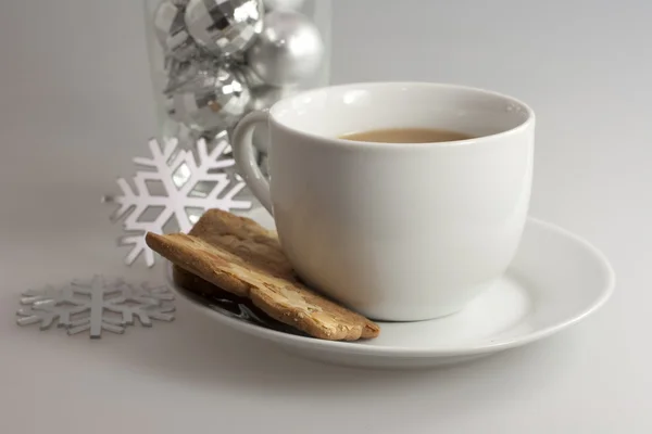 Tasse mit Weihnachtsdekoration Stockbild