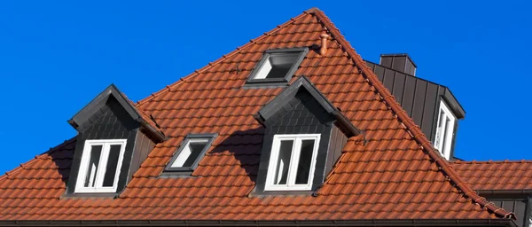 Red tiled roof under blue sky — Stock Photo, Image